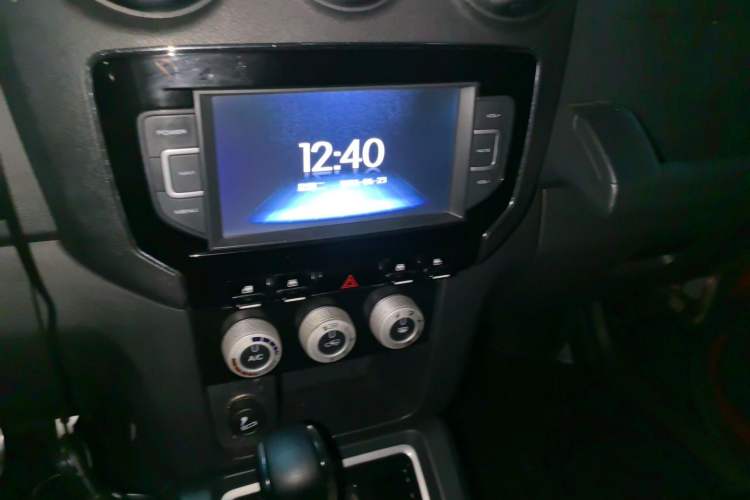 Used BAIC Off-Road BJ40 2016 40L 2.3T Automatic Two-Wheel Drive Luxury Edition Audio And AC Panel