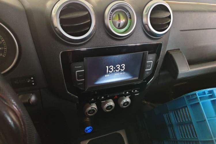 Used BAIC Off-Road BJ40 2016 40L 2.0T Manual Two-Wheel Drive Luxury Edition Audio And AC Panel