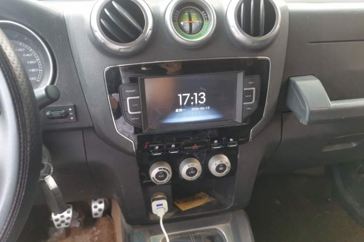 Used BAIC Off-Road BJ40 2016 40L 2.0T Manual Two-Wheel Drive Luxury Edition Audio And AC Panel