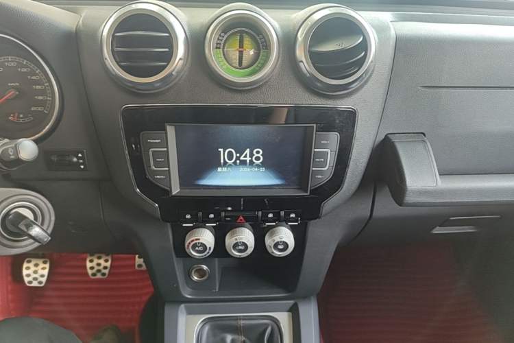 Used BAIC Off-Road BJ40 2016 2.0T Manual Four-Wheel Drive Prestige Edition Audio And AC Panel