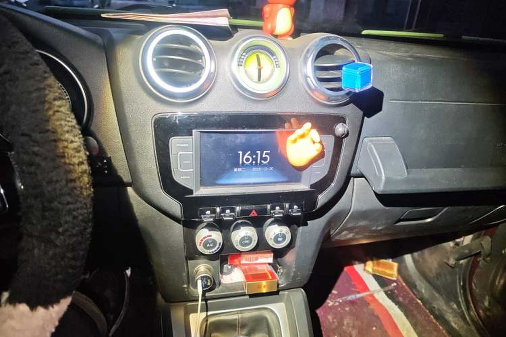 Used BAIC Off-Road BJ40 2016 40L 2.0T Manual All-Wheel Drive Prestige Edition Audio And AC Panel