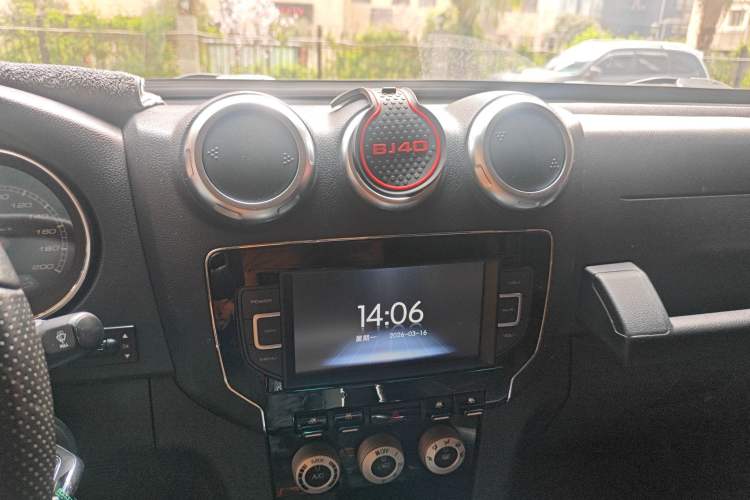Used BAIC Off-Road BJ40 2016 40L 2.3T Manual All-Wheel Drive Prestige Edition Audio And AC Panel