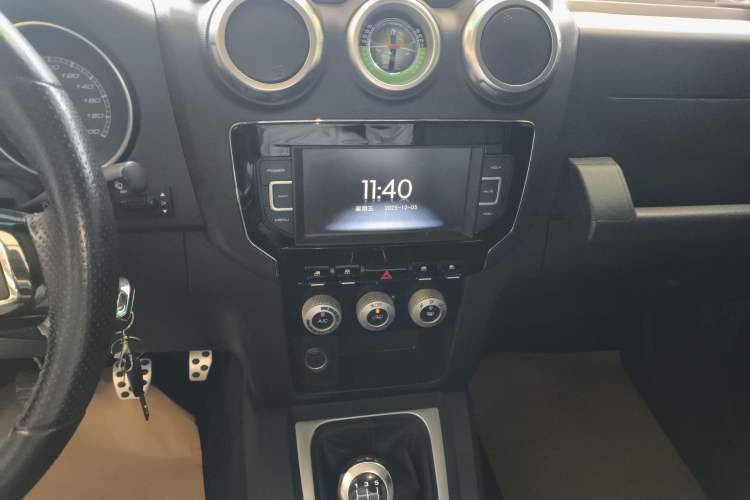 Used BAIC Off-Road BJ40 2016 40L 2.0T Manual All-Wheel Drive Prestige Edition Audio And AC Panel
