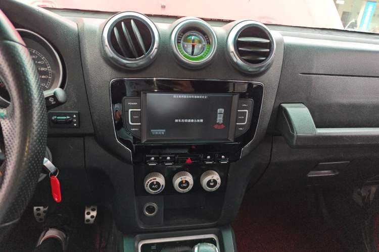 Used BAIC Off-Road BJ40 2016 40L 2.3T Automatic All-Wheel Drive Premium Edition Audio And AC Panel