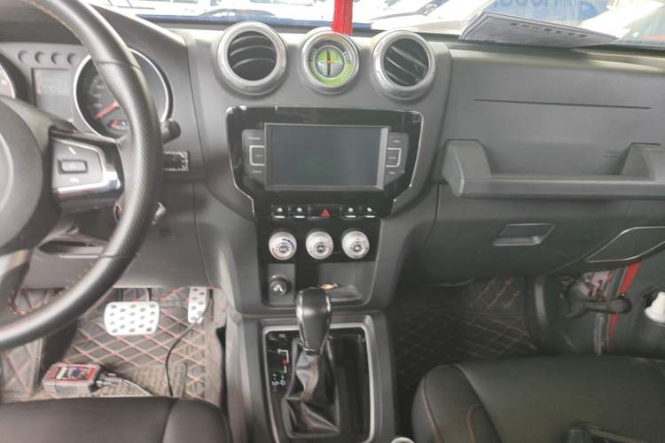 Used BAIC Off-Road BJ40 2016 40L 2.3T Automatic All-Wheel Drive Premium Edition Audio And AC Panel