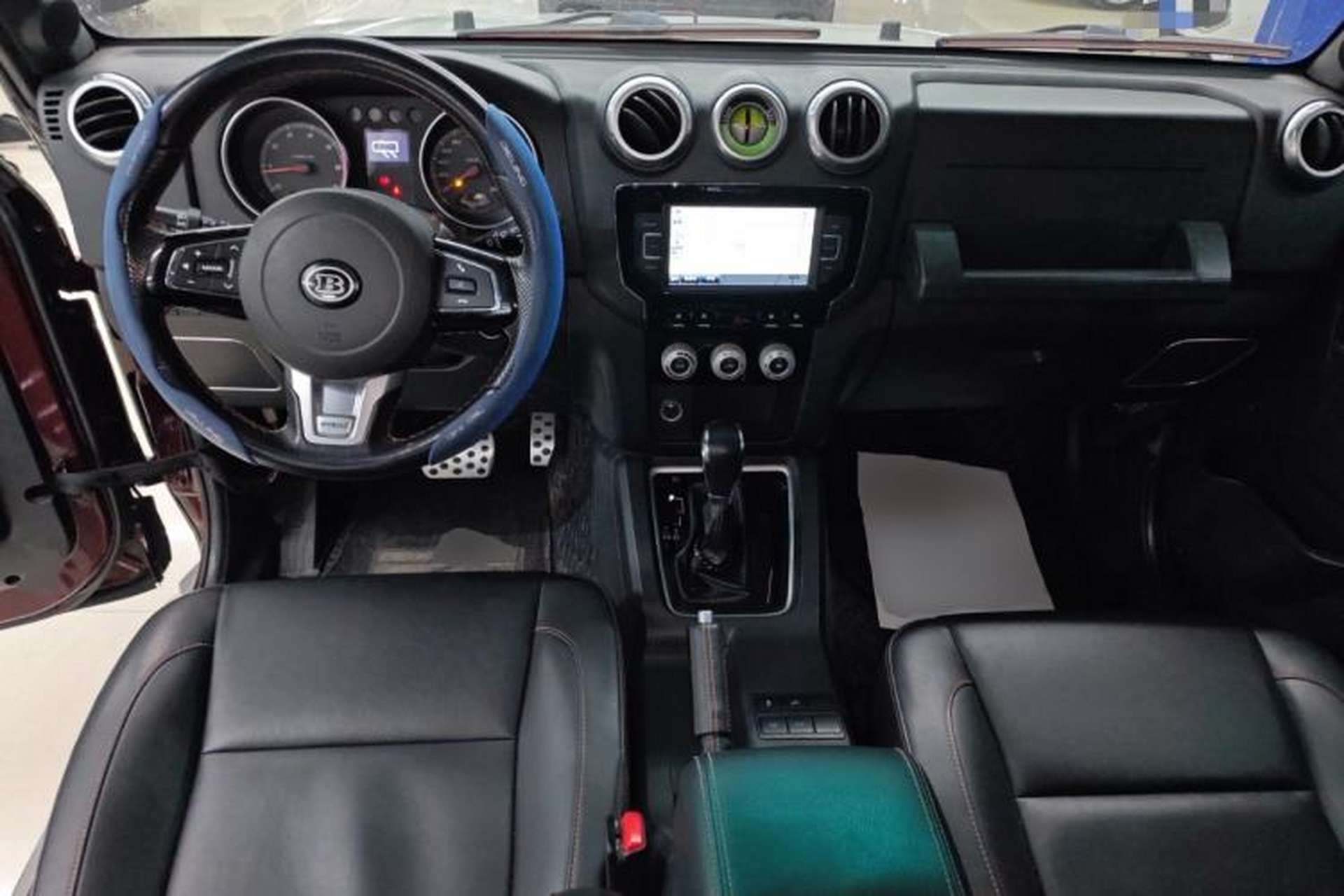 Used BAIC Off-Road BJ40 2016 40L 2.3T Automatic Two-Wheel Drive Prestige Edition Center Console