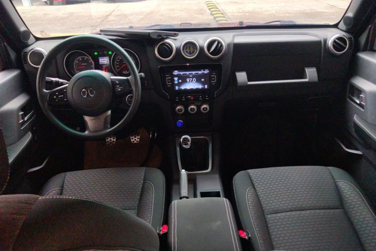 Used BAIC Off-Road BJ40 2016 40L 2.0T Manual Two-Wheel Drive Luxury Edition Center Console