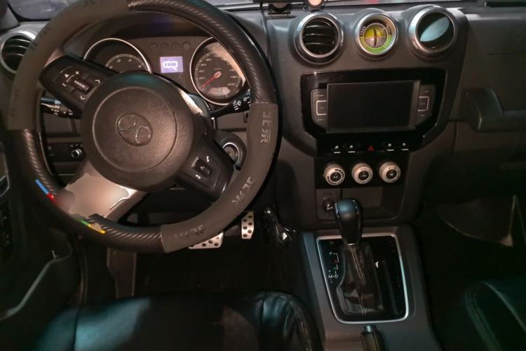 Used BAIC Off-Road BJ40 2016 40L 2.3T Automatic Two-Wheel Drive Luxury Edition Center Console