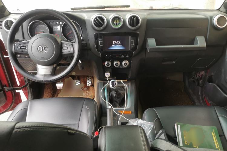 Used BAIC Off-Road BJ40 2016 40L 2.0T Manual Two-Wheel Drive Luxury Edition Center Console