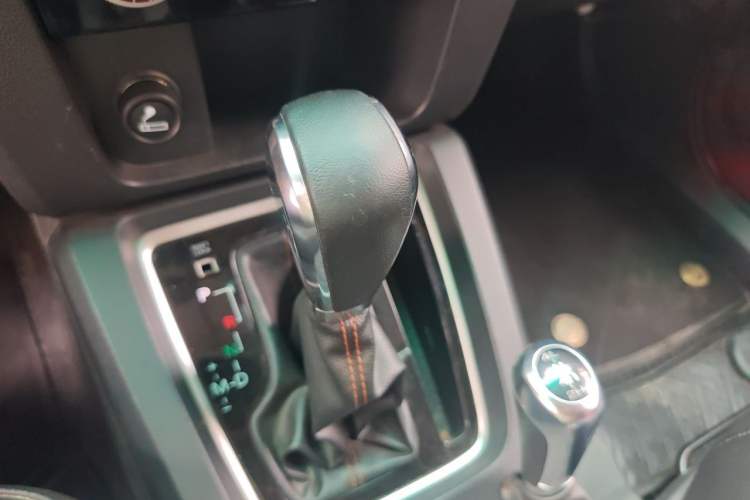 Used BAIC Off-Road BJ40 2016 40L 2.3T Automatic All-Wheel Drive Premium Edition Gear Lever