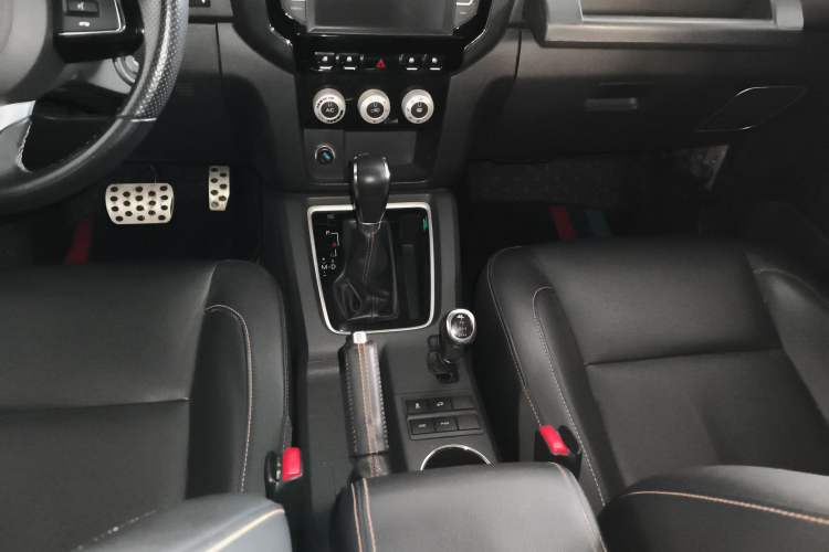 Used BAIC Off-Road BJ40 2016 40L 2.3T Automatic All-Wheel Drive Premium Edition Gear Lever