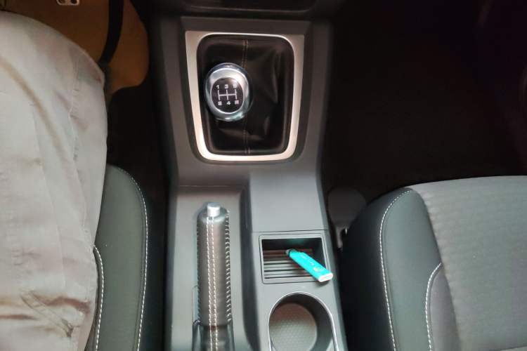 Used BAIC Off-Road BJ40 2016 40L 2.0T Manual Two-Wheel Drive Luxury Edition Gear Lever