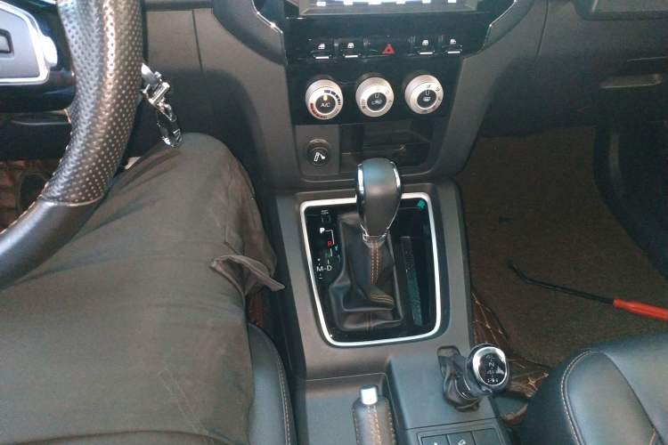 Used BAIC Off-Road BJ40 2016 40L 2.3T Automatic All-Wheel Drive Premium Edition Gear Lever