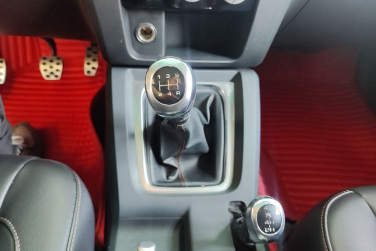 Used BAIC Off-Road BJ40 2016 2.0T Manual Four-Wheel Drive Prestige Edition Gear Lever