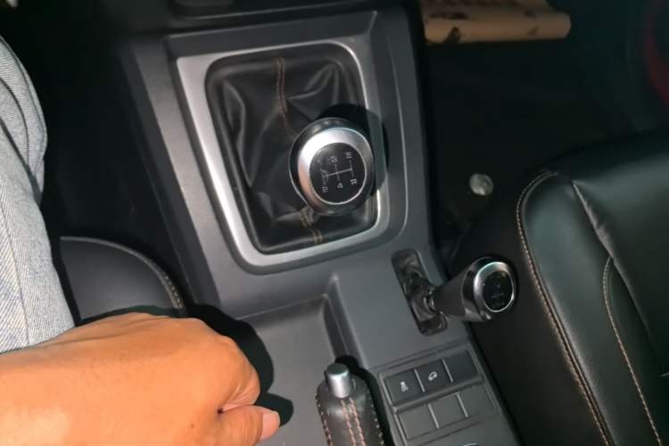 Used BAIC Off-Road BJ40 2016 40L 2.0T Manual All-Wheel Drive Prestige Edition Gear Lever