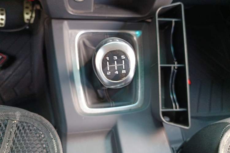 Used BAIC Off-Road BJ40 2016 40L 2.0T Manual Two-Wheel Drive Luxury Edition Gear Lever