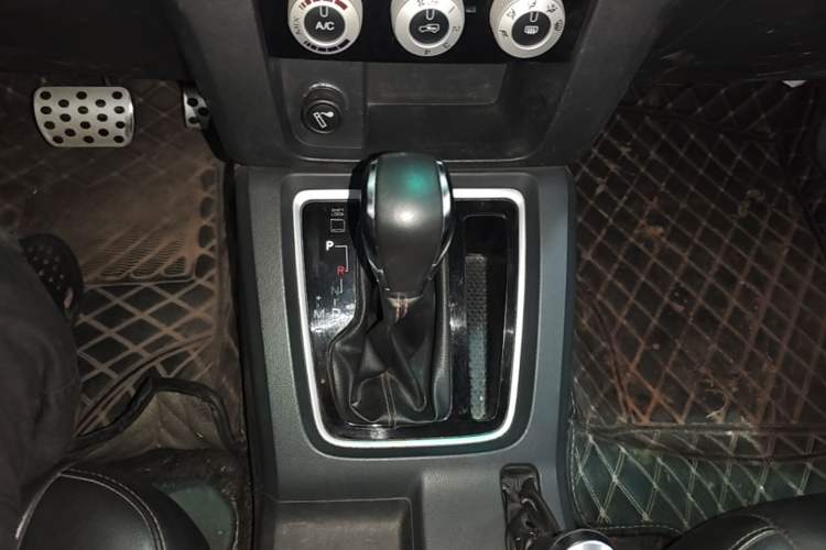 Used BAIC Off-Road BJ40 2016 40L 2.3T Automatic All-Wheel Drive Premium Edition Gear Lever