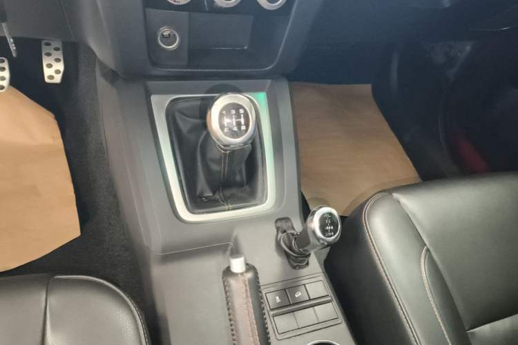 Used BAIC Off-Road BJ40 2016 40L 2.0T Manual All-Wheel Drive Prestige Edition Gear Lever