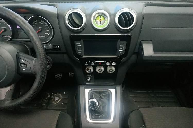 Used BAIC Off-Road BJ40 2016 40L 2.0T Manual Two-Wheel Drive Luxury Edition Interior 8