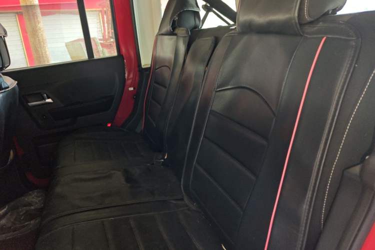 Used BAIC Off-Road BJ40 2016 40L 2.0T Manual Two-Wheel Drive Luxury Edition Left Rear Seat