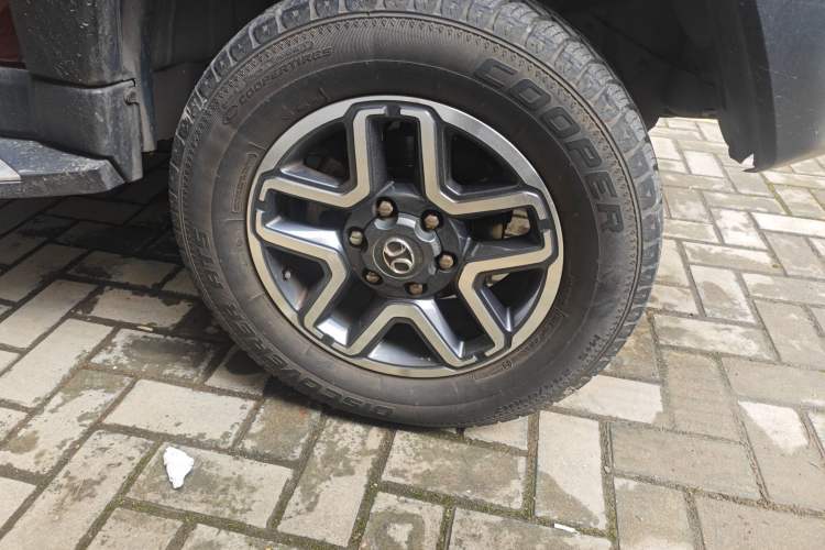 Used BAIC Off-Road BJ40 2016 40L 2.3T Manual All-Wheel Drive Prestige Edition Right Front Wheel Hub