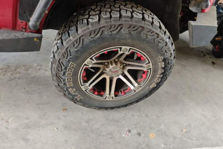 Used BAIC Off-Road BJ40 2016 40L 2.0T Manual All-Wheel Drive Prestige Edition Right Front Wheel Hub