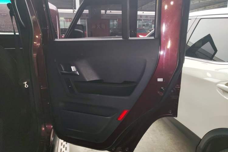 Used BAIC Off-Road BJ40 2016 40L 2.0T Manual Two-Wheel Drive Luxury Edition Right Rear Door Interior
