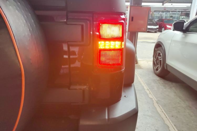 Used BAIC Off-Road BJ40 2016 40L 2.0T Manual Two-Wheel Drive Luxury Edition Right Rear Taillight