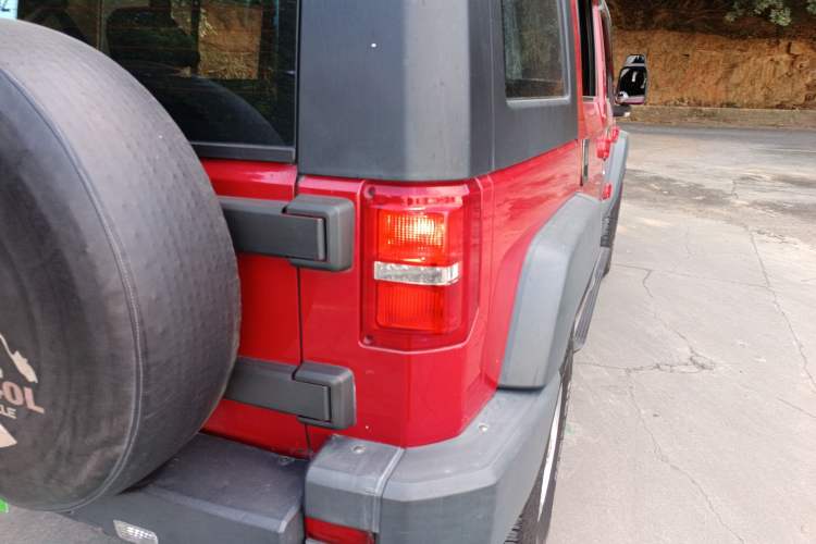 Used BAIC Off-Road BJ40 2016 40L 2.0T Manual Two-Wheel Drive Luxury Edition Right Rear Taillight
