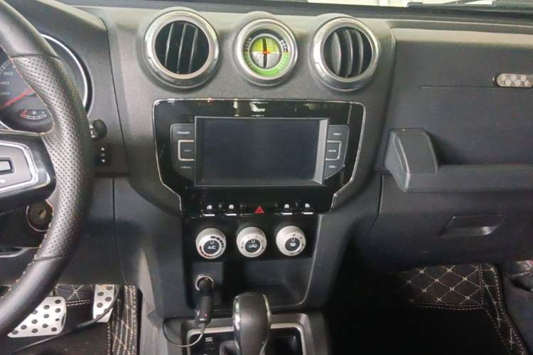 Used BAIC Off-Road BJ40 2016 40L 2.3T Automatic All-Wheel Drive Premium Edition Audio And AC Panel