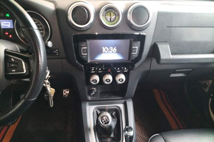 Used BAIC Off-Road BJ40 2016 40L 2.3T Manual All-Wheel Drive Prestige Edition Audio And AC Panel