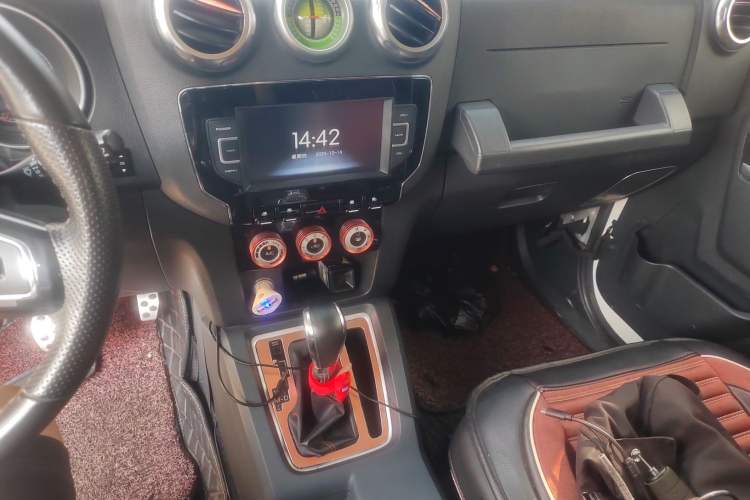 Used BAIC Off-Road BJ40 2016 40L 2.3T Automatic Two-Wheel Drive Prestige Edition Audio And AC Panel