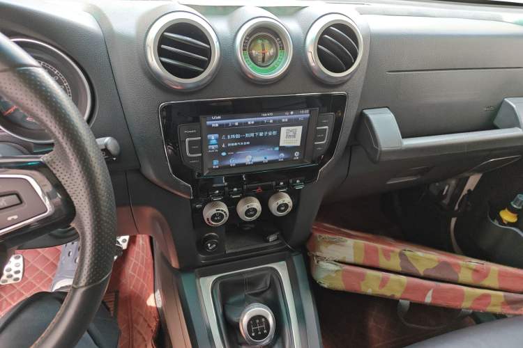 Used BAIC Off-Road BJ40 2016 40L 2.0T Manual All-Wheel Drive Prestige Edition Audio And AC Panel