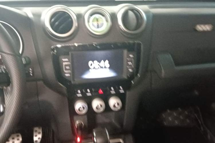 Used BAIC Off-Road BJ40 2016 40L 2.3T Automatic All-Wheel Drive Premium Edition Audio And AC Panel