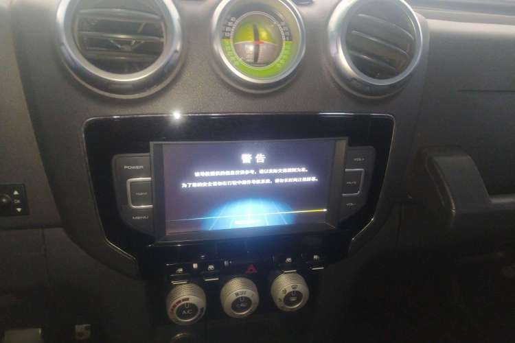 Used BAIC Off-Road BJ40 2016 40L 2.0T Manual Two-Wheel Drive Luxury Edition Audio And AC Panel