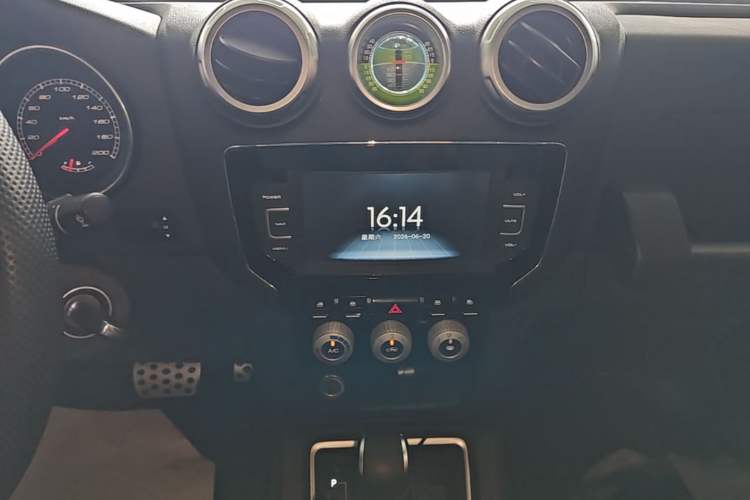 Used BAIC Off-Road BJ40 2016 40L 2.3T Automatic All-Wheel Drive Premium Edition Audio And AC Panel