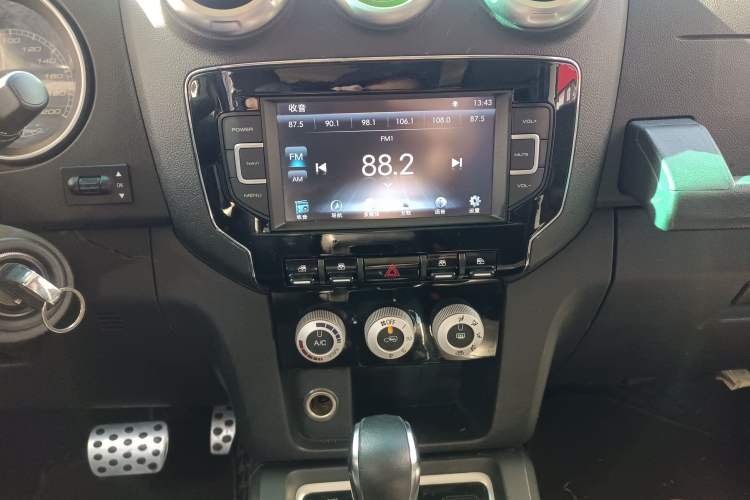 Used BAIC Off-Road BJ40 2016 40L 2.3T Automatic Two-Wheel Drive Luxury Edition Audio And AC Panel