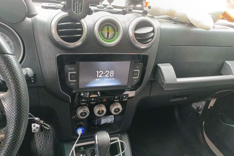 Used BAIC Off-Road BJ40 2016 40L 2.3T Automatic All-Wheel Drive Premium Edition Audio And AC Panel