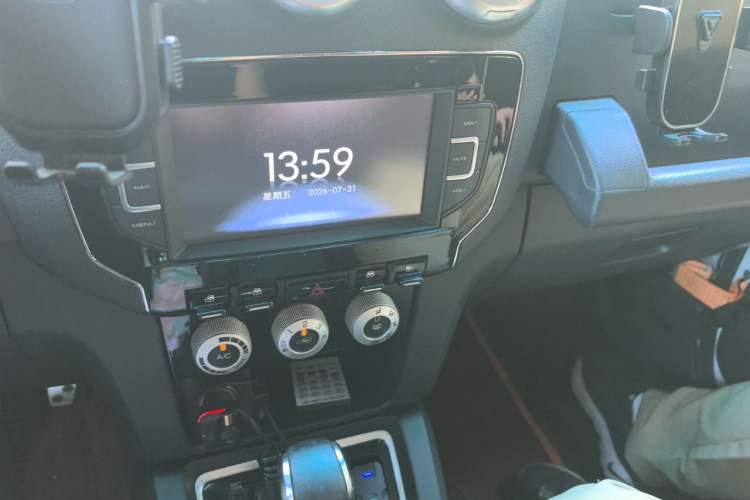 Used BAIC Off-Road BJ40 2016 40L 2.3T Automatic All-Wheel Drive Premium Edition Audio And AC Panel