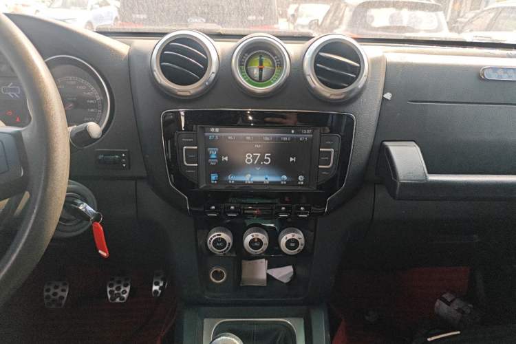 Used BAIC Off-Road BJ40 2016 40L 2.0T Manual Two-Wheel Drive Luxury Edition Audio And AC Panel