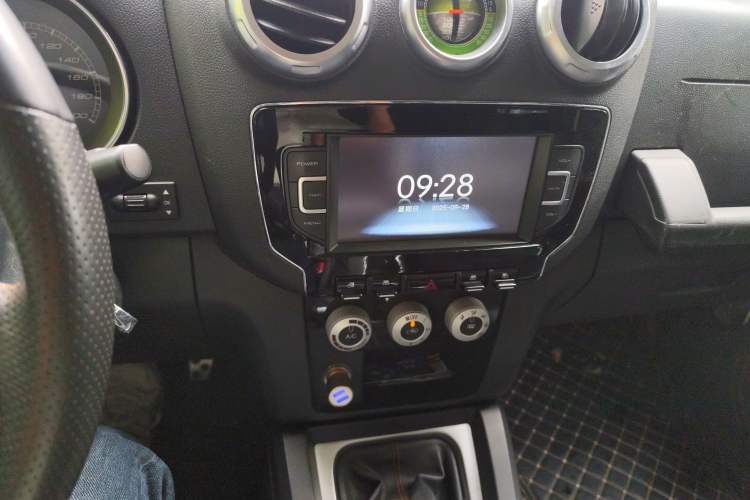 Used BAIC Off-Road BJ40 2016 40L 2.0T Manual All-Wheel Drive Prestige Edition Audio And AC Panel
