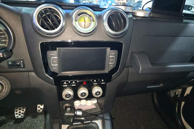 Used BAIC Off-Road BJ40 2016 40L 2.0T Manual All-Wheel Drive Prestige Edition Audio And AC Panel