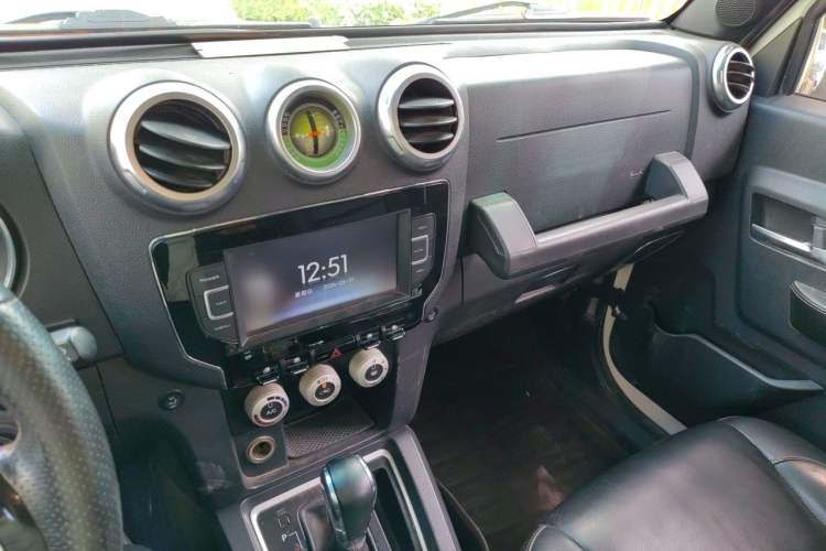 Used BAIC Off-Road BJ40 2016 40L 2.3T Automatic All-Wheel Drive Premium Edition Audio And AC Panel