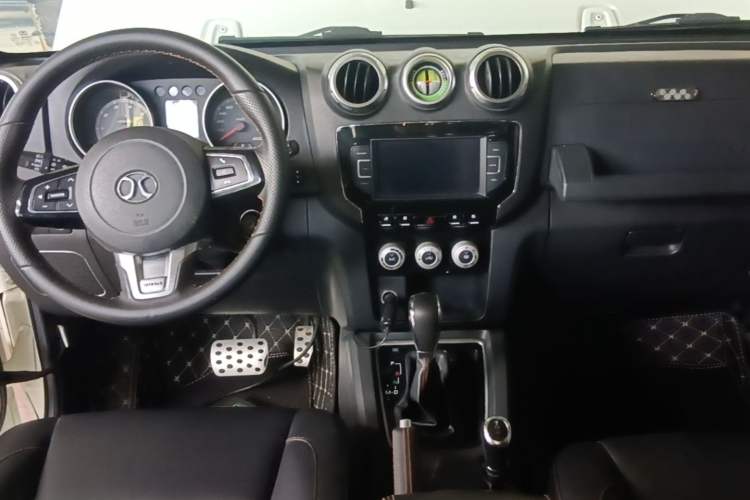 Used BAIC Off-Road BJ40 2016 40L 2.3T Automatic All-Wheel Drive Premium Edition Center Console