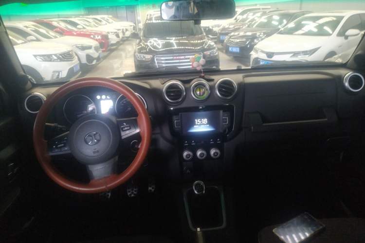 Used BAIC Off-Road BJ40 2016 40L 2.0T Manual Two-Wheel Drive Luxury Edition Center Console