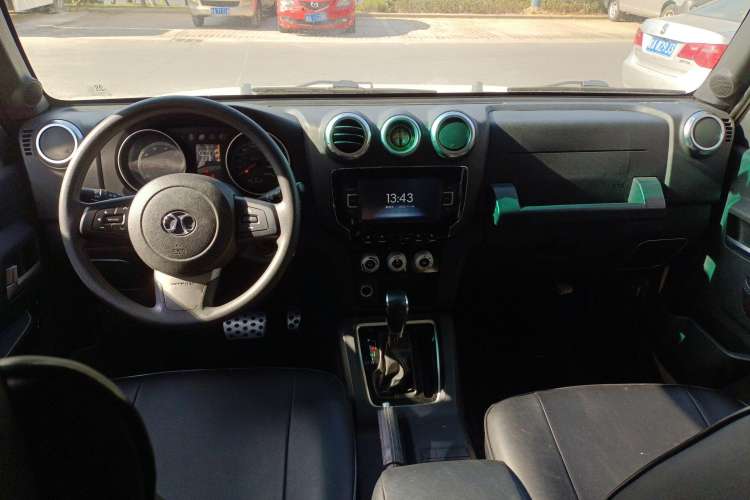 Used BAIC Off-Road BJ40 2016 40L 2.3T Automatic Two-Wheel Drive Luxury Edition Center Console