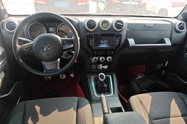 Used BAIC Off-Road BJ40 2016 40L 2.0T Manual Two-Wheel Drive Luxury Edition Center Console