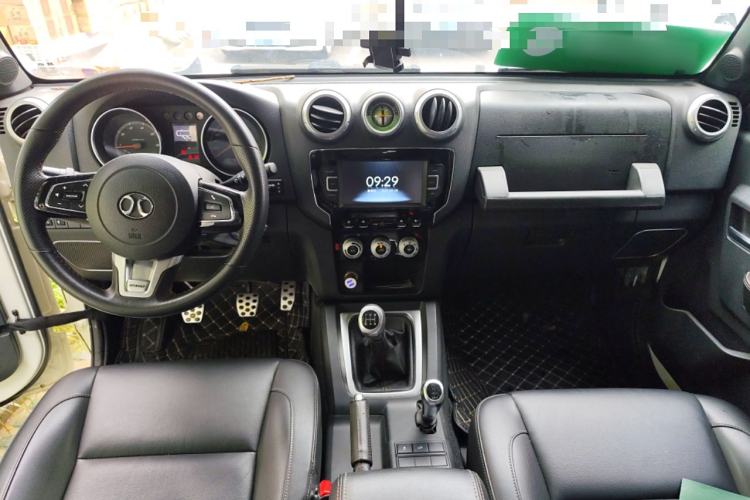 Used BAIC Off-Road BJ40 2016 40L 2.0T Manual All-Wheel Drive Prestige Edition Center Console