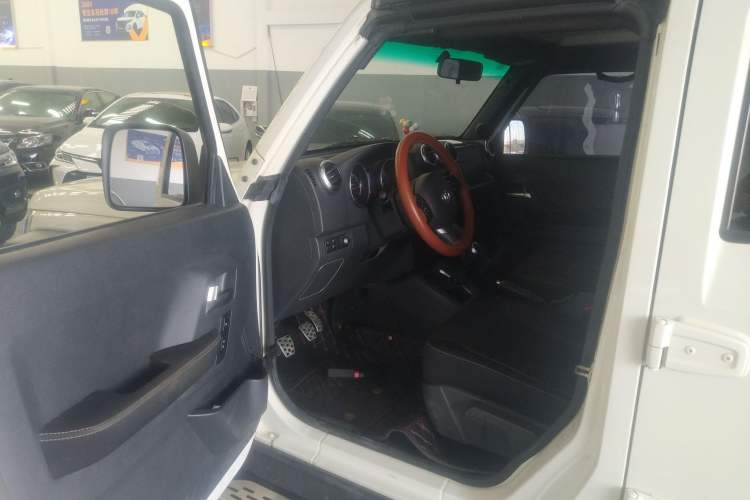 Used BAIC Off-Road BJ40 2016 40L 2.0T Manual Two-Wheel Drive Luxury Edition Driver Seat