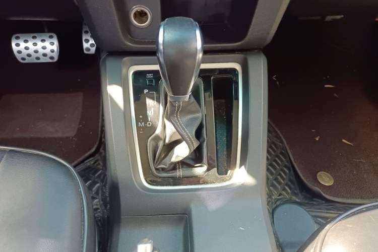 Used BAIC Off-Road BJ40 2016 40L 2.3T Automatic Two-Wheel Drive Luxury Edition Gear Lever